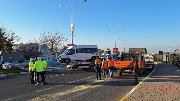 İşçi servisi ile kamyonet çarpıştı: 11 kişi yaralandı!