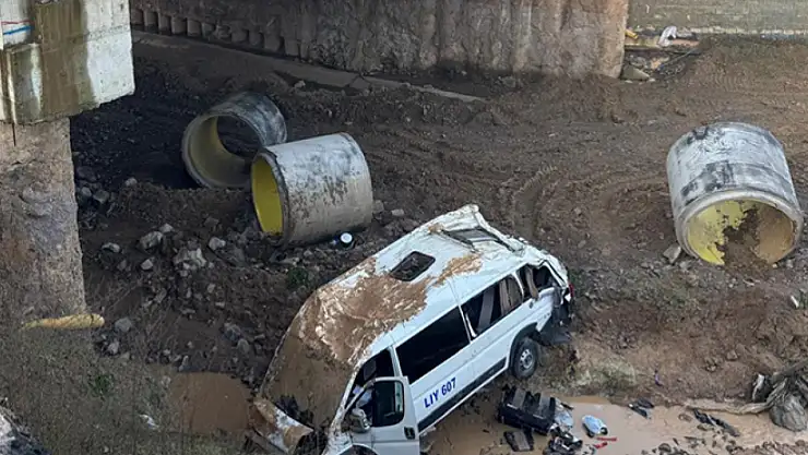 İşçileri taşıyan servis şarampole yuvarlandı: Çok sayıda yaralı var!