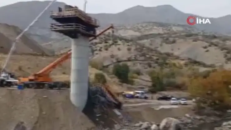 İşçilerin çalıştığı köprüde göçük meydana geldi: 3 işçi hayatını kaybetti!