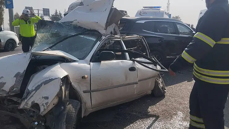 Işıkta bekleyen 5 aracı TIR biçti! Hurdaya dönen otomobillerin sürücüleri yaralı