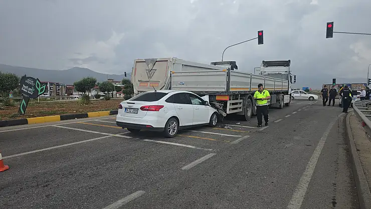 Işıkta bekleyen tıra çarpan otomobilin sürücüsü yaralandı