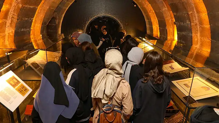 İslam dünyasının önemli birçok eserinin yer aldığı 'Tıpkı Basım Mushaflar Kur'an-ı Kerim Sergisi' büyük ilgi görüyor