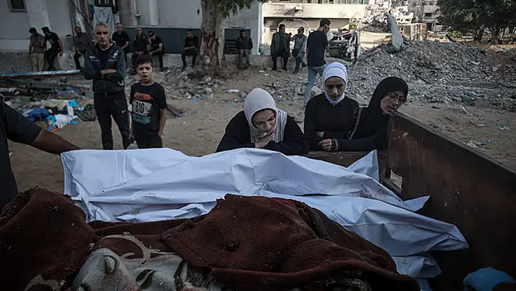 İsrail çoğu çocuk ve kadından oluşan kalabalığın toplandığı alanı bombaladı