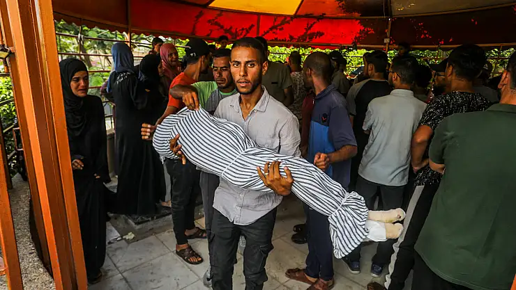 İsrail, Gazze'de yardım bekleyen sivilleri vurmaya devam ediyor