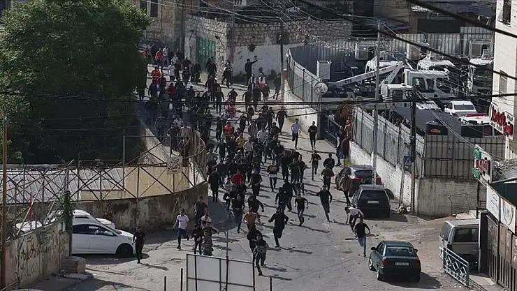 İsrail gerçek mermilerle 12 Filistinliyi yaraladı