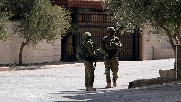 İsrail güçleri Batı Şeria'daki Cebel et-Tavil'e baskın düzenledi