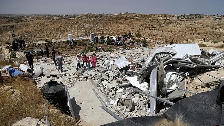 İsrail Güçleri El Halil'de Filistinlilere Ait Evleri Yıktı