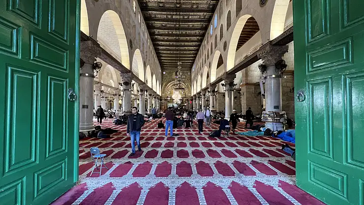 İsrail kısıtlamaları nedeniyle Mescid-i Aksa'ya girişler sınırlı tutuluyor