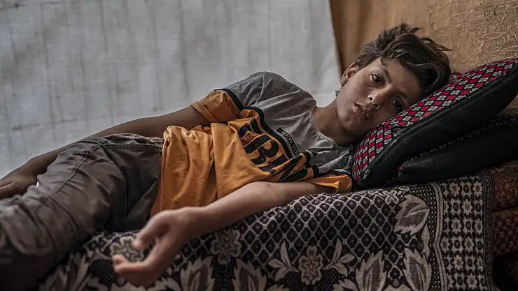 İsrail ordusu tarafından tutuklanan Filistinli çocuk, yaşam mücadelesi veriyor