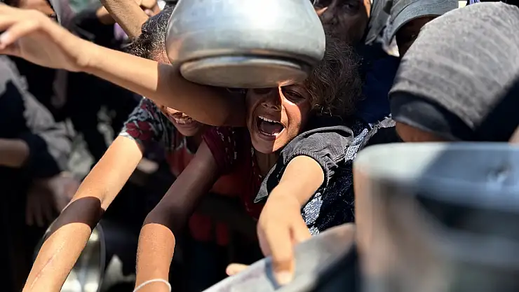 İsrail saldırıları altındaki Gazze'de Filistinlilere yemek dağıtıldı