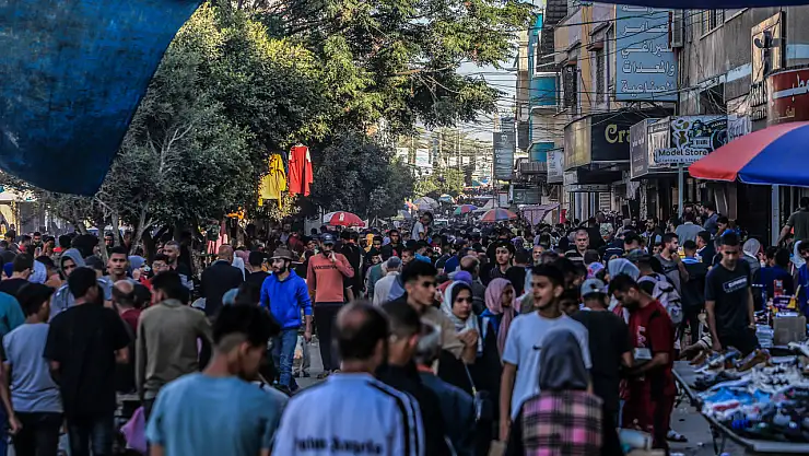 İsrail saldırılarına maruz kalan Filistinliler, Deir el-Balah'da çadır kamplarda günlük hayatlarını sürdürüyor