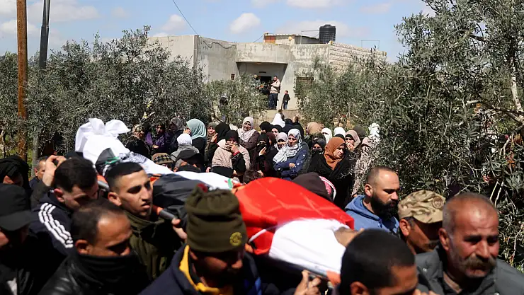 İsrail tarafından öldürülen Filistinlinin cenaze töreni