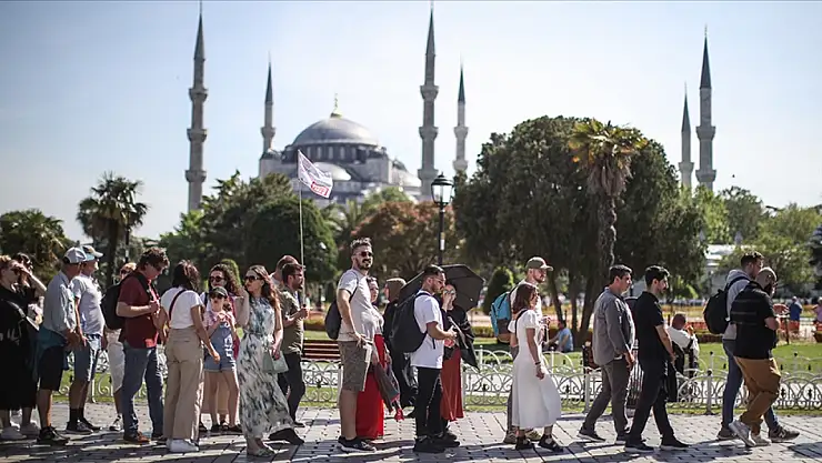 İstanbul'a akın var: Turist sayısı geçen yılı geçti!
