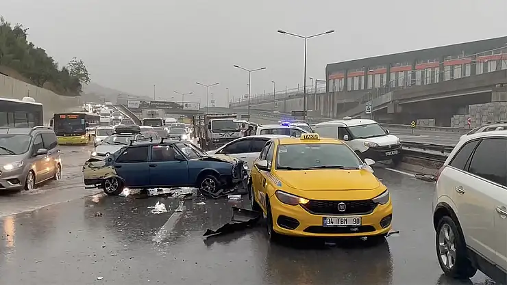 İstanbul'da kuvvetli yağış su baskınlarına yol açtı