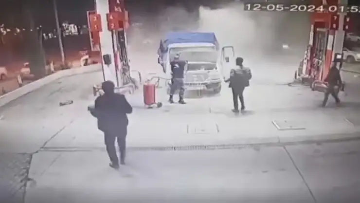 İstasyonda yanan kamyonun imdadına çalışan yetişti!