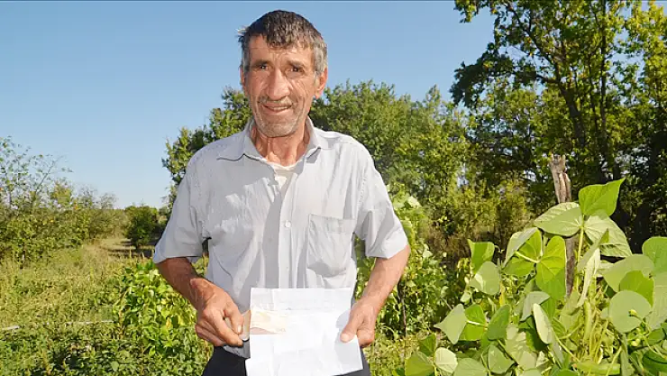 İzinsiz aldıkları sebzeler için para ve not bırakıp helallik istediler