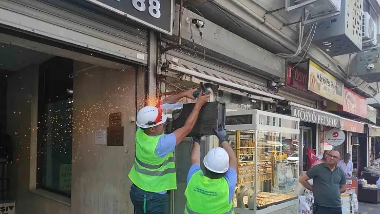 İzmir'de Arapça tabelalar tek tek indirildi