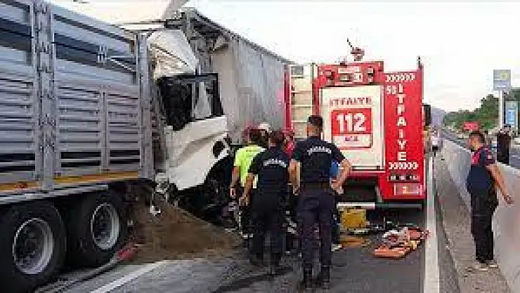 İzmir'de feci kaza! Tır ile kamyon çarpıştı 1 kişi öldü