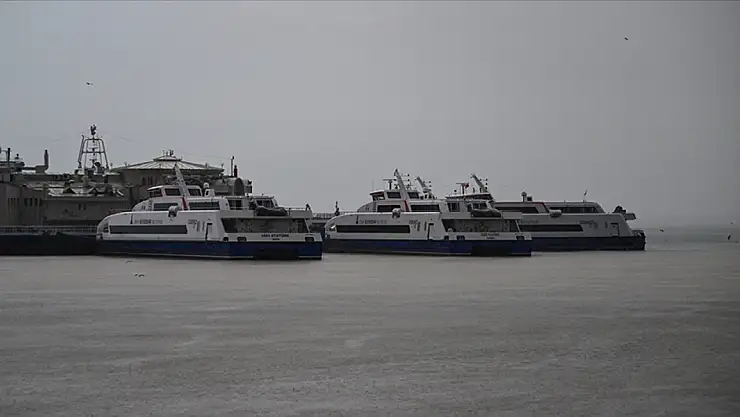 İzmir'de olumsuz hava şartları ulaşımı sekteye uğrattı!