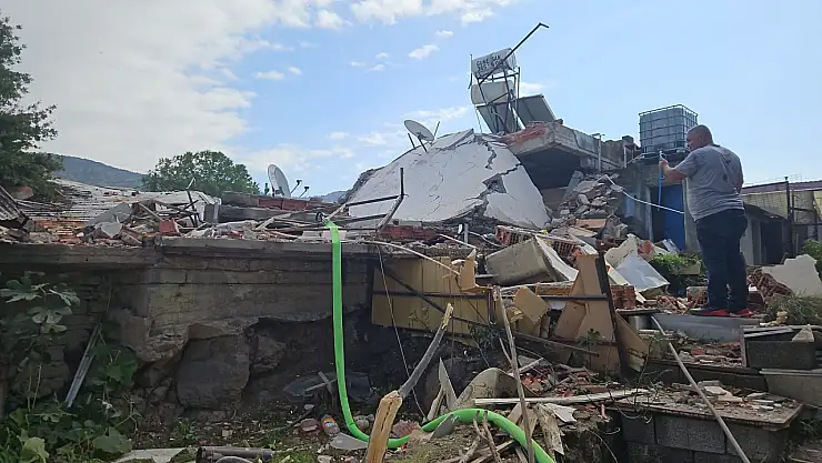 İzmir'de patlama: Bir ev yıkıldı, yaralılar var!