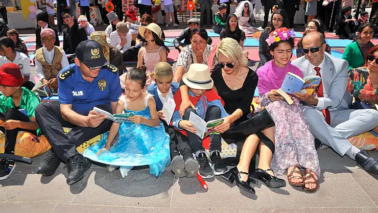 İzmir'in Çeşme ilçesi'nde 'Kitap Takas Şenliği' düzenlendi