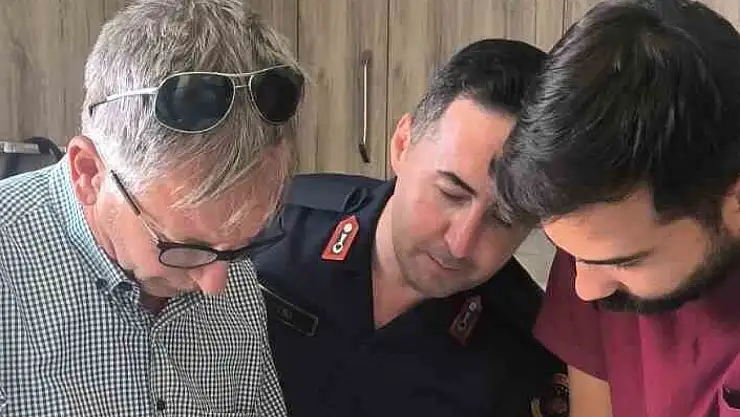 Jandarma Komutanı kaplumbağayı keneden kurtardı!