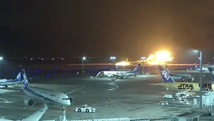 Japonya'da iki uçak çarpıştı! Yolcu uçağı alev topuna döndü
