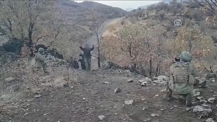 Kaçamayacaklarını anlayan 4 terörist teslim oldu