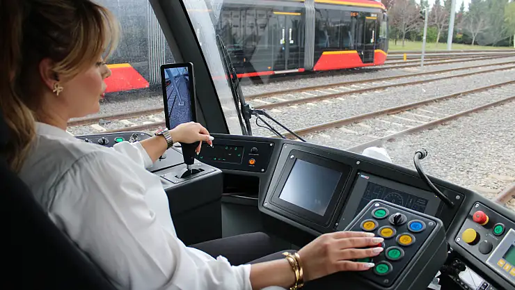 Kadın sürücü, tramvaya yön veriyor