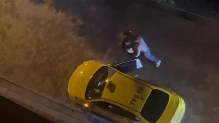 Kadını zorla araca bindirmek istedi: Sert tepki aldı!