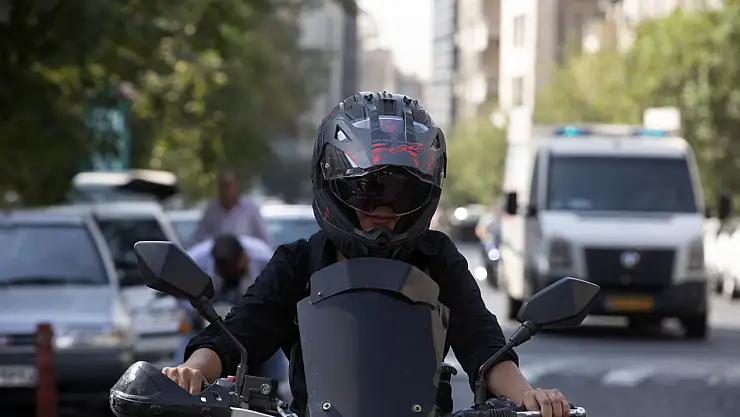 Kadınlar motosiklet kullanmak için mücadele ediyor: Ehliyet engeli kalkacak mı?