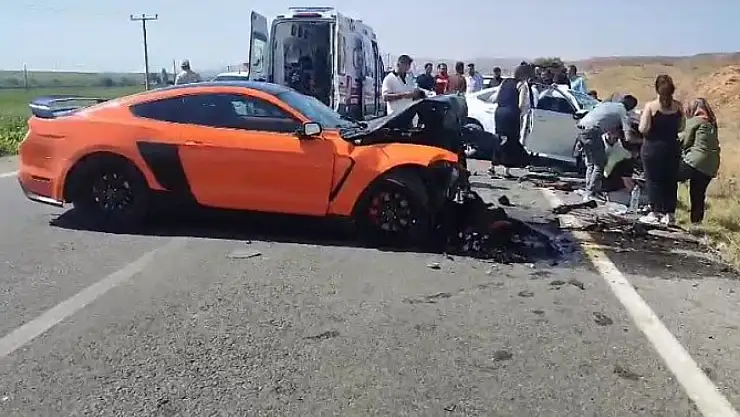 Kafa kafaya çarpışan iki otomobilde 3 kişi yaralandı