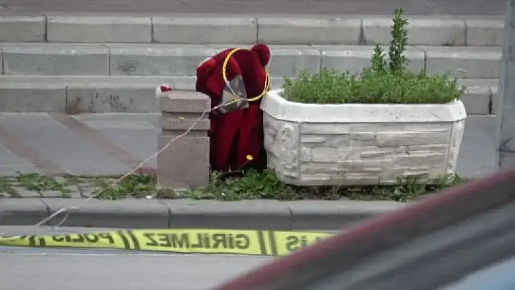 Kaldırıma bırakılan şüpheli oyuncak ayı fünye ile patlatıldı