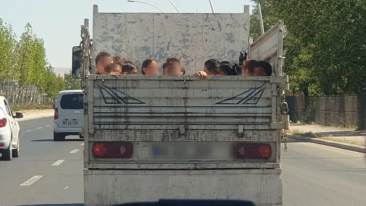 Kamyon kasasında tehlikeli yolculuk