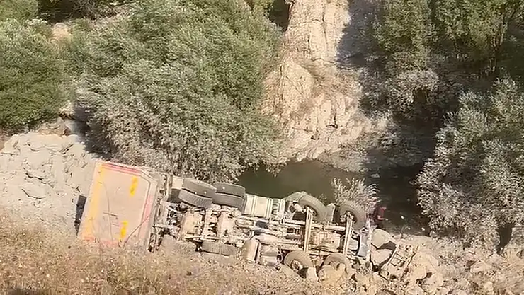 Kamyon uçuruma yuvarlandı: 1 ölü
