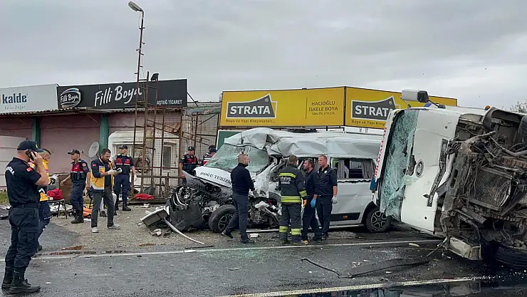 Kamyon ve işçi servisi kafa kafaya çarpıştı: Çok sayıda ölü ve yaralı var!