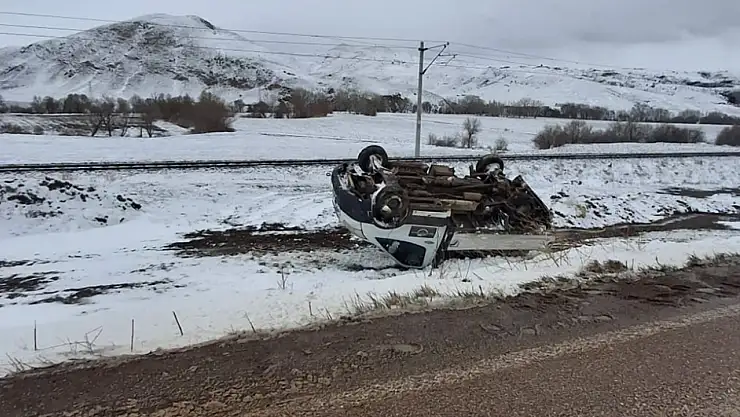 Kamyonet devrildi, sürücüsü yaralandı