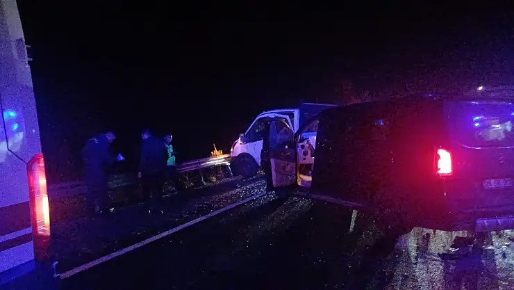 Kamyonet ile minibüs çarpıştı: Anahtar Parti yöneticisi dahil 7 yaralı