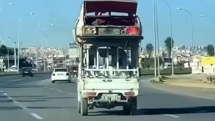 Kamyonet üzerinde araba taşıdılar
