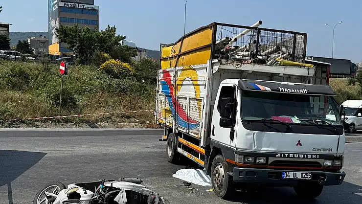 Kamyonetle motosiklet çarpıştı: 1 kişi hayatını kaybetti