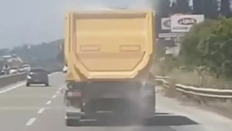 Kamyonun dorsesindeki kumlar yola saçıldı: Sürücüler zor anlar yaşadı