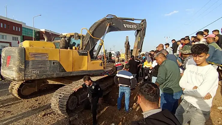 Kanalizasyon çalışmaları sırasında toprak kaydı: 3 işçi göçük altında!