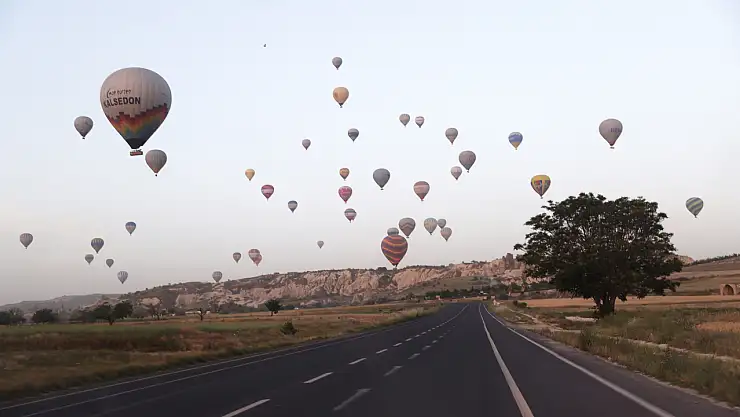 Kapadokya'da binlerce turist gökyüzüne çıktı