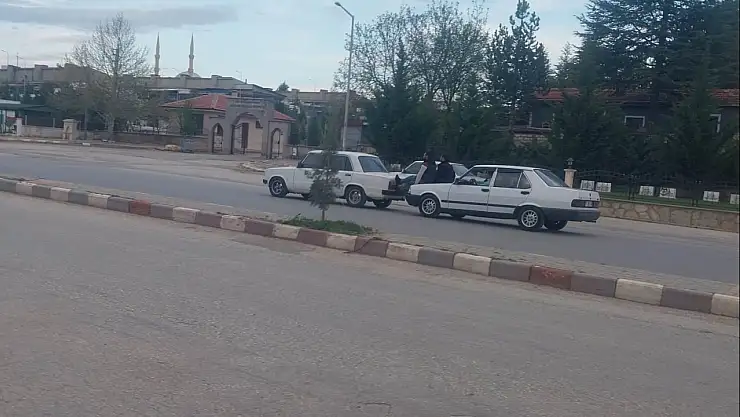 Konya'da Kaputa oturup öndeki otomobili ittiler
