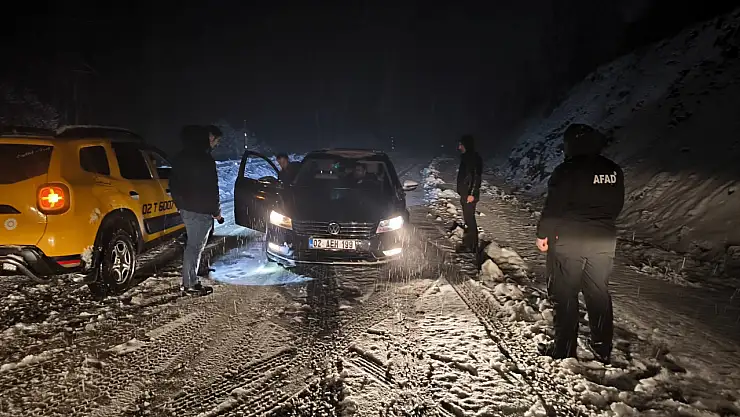 Kar hayatı felç etti: Kapanan yolda mahsur kaldılar!