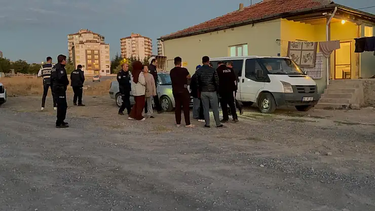 Kar maskesiyle geldiler, baba ve oğlunu vurdular
