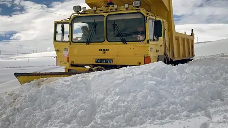 Kar yağışı hayatı felç etti: Yollar kapandı, okullar tatil edildi!