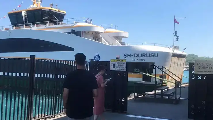 Karaköy'de vapur iskeleye çarptı! Yaralılar var