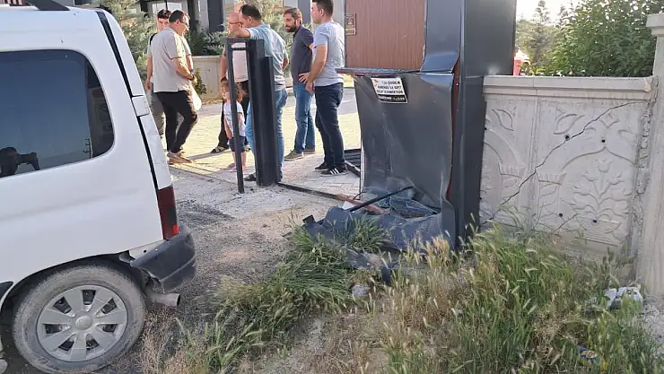 Karaman'da hafif ticari araç duvara çarptı!