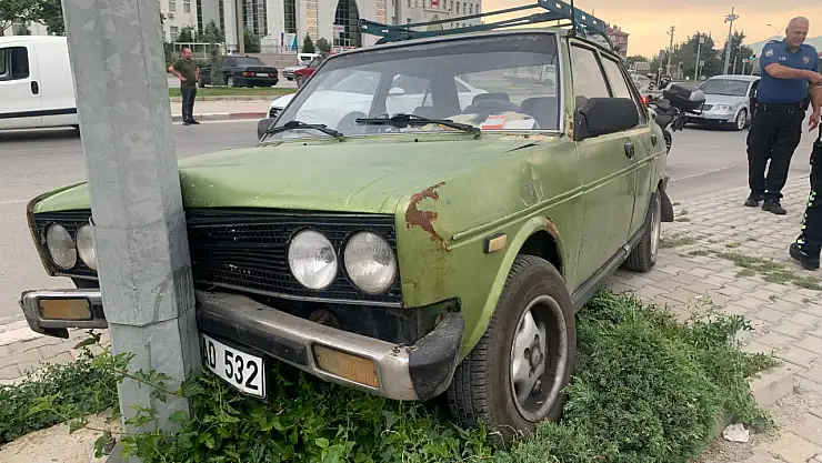 Karaman'da otomobil aydınlatma direğine çarptı